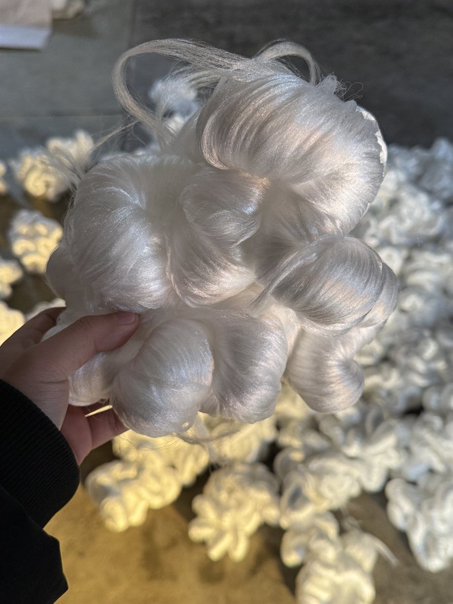 Fiber bundle filter media — bundle held in hand