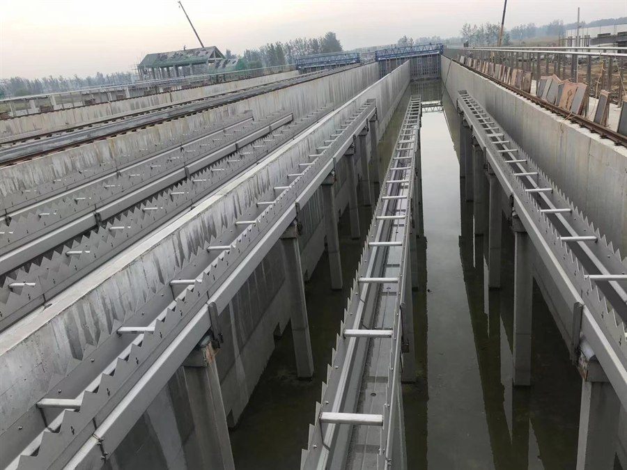 Rows of V-notch collection troughs installed across a large tank group