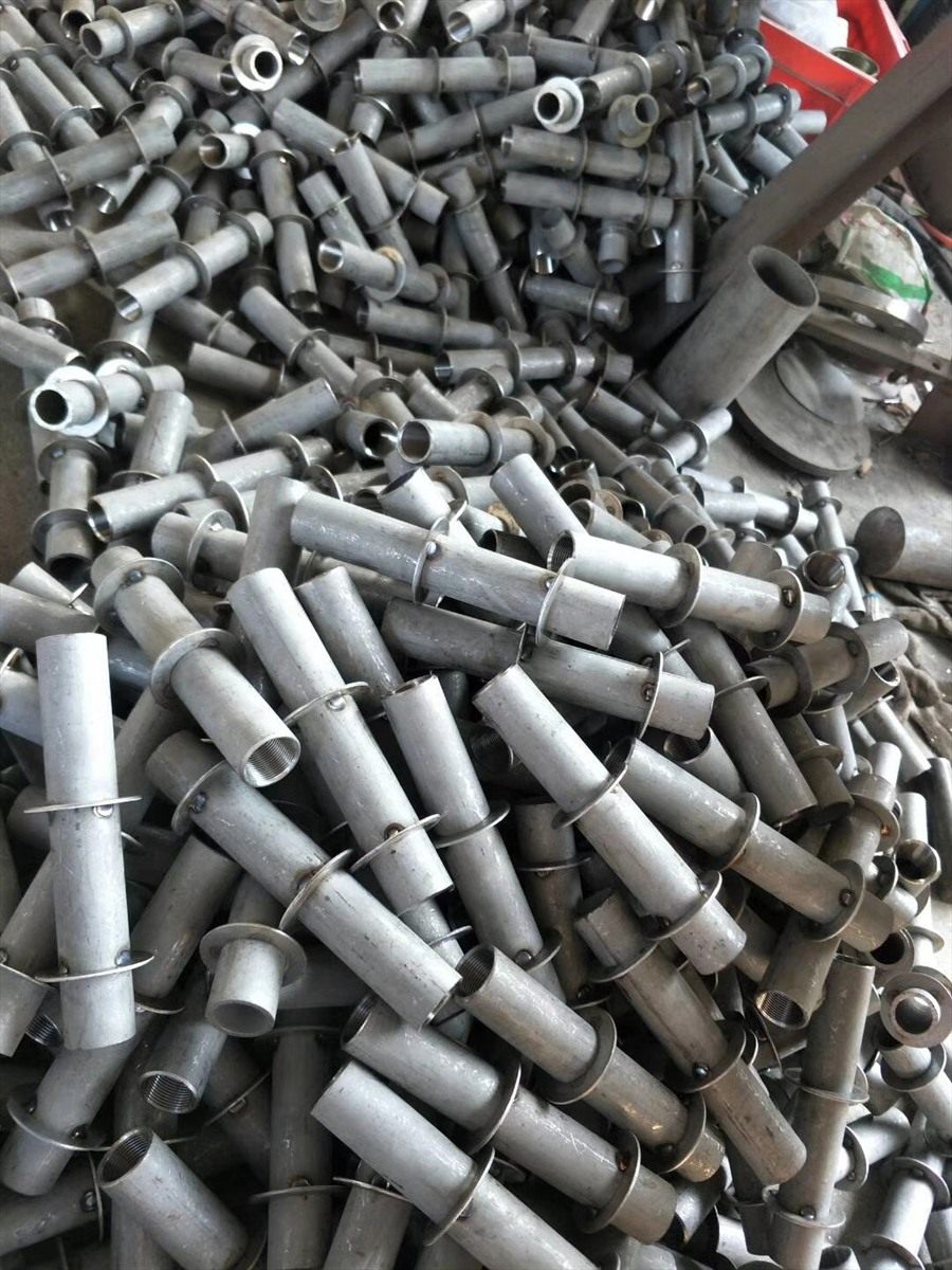 Long-handle nozzle bodies stacked in bulk